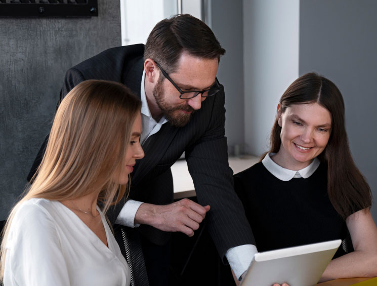 Con un marco que conecta todos los puntos